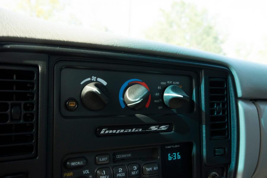 Детали интерьера Chevrolet Impala SS 1996 года  (фото 62 из 99)